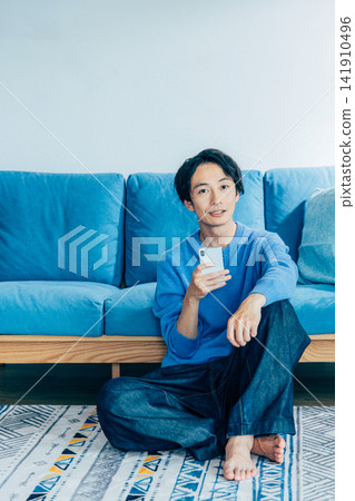 放鬆在客廳的一個人 141910496