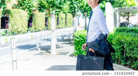 走在鎮裡的商人 141910497
