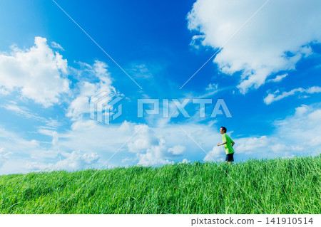 一個男人在藍天下奔跑 141910514