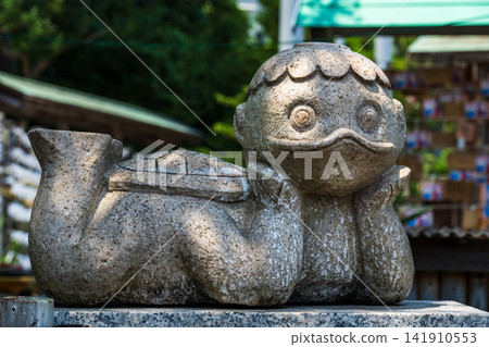 一隻河童躺在神社裡。 一隻河童躺在神社裡。 141910553