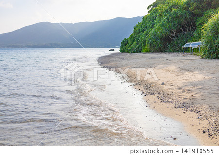 傍晚時分,熱帶度假勝地的海灘呈現出波濤洶湧、佈滿鵝卵石的景象。 (鹿兒島縣奄美大島) 傍晚時分,熱帶度假勝地的海灘呈現出波濤洶湧、佈滿鵝卵石的景象。 (鹿兒島縣奄美大島) 141910555