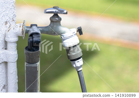 老舊的水管和水龍頭,軟管 老舊的水管和水龍頭,軟管 141910899