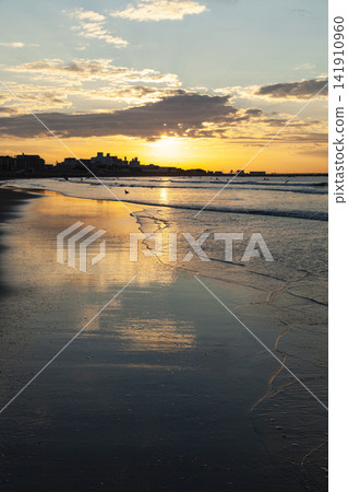 Shonan Kugenuma Beach: The morning sun reflects off the waves. Shonan Kugenuma Beach: The morning sun reflects off the waves. 141910960