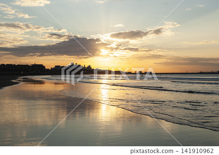 Shonan Kugenuma Beach: The beach illuminated by the morning sun. Shonan Kugenuma Beach: The beach illuminated by the morning sun. 141910962
