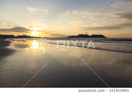 Shonan Kugenuma Beach: Enoshima Island and the sky reflected in the morning sun. Shonan Kugenuma Beach: Enoshima Island and the sky reflected in the morning sun. 141910963