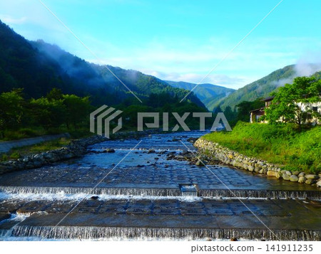 從漁民的視角來看,在碧綠的秋上川上航行,潺潺的流水聲在山間迴盪。 從漁民的視角來看,在碧綠的秋上川上航行,潺潺的流水聲在山間迴盪。 141911235