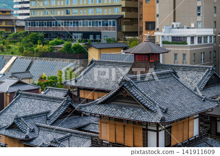 位於愛媛郡松山市的道後溫泉本樓,是一座氣勢恢宏的木造建築,已被指定為重要文化財產。 位於愛媛郡松山市的道後溫泉本樓,是一座氣勢恢宏的木造建築,已被指定為重要文化財產。 141911609