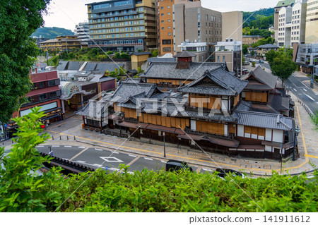 位於愛媛郡松山市的道後溫泉本樓,是一座氣勢恢宏的木造建築,已被指定為重要文化財產。 位於愛媛郡松山市的道後溫泉本樓,是一座氣勢恢宏的木造建築,已被指定為重要文化財產。 141911612