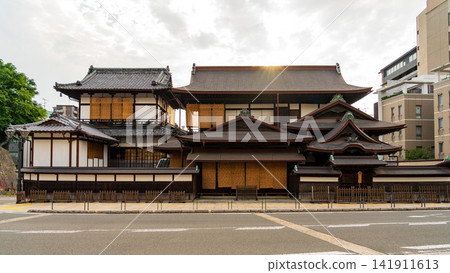 位於愛媛郡松山市的道後溫泉本樓,是一座氣勢恢宏的木造建築,已被指定為重要文化財產。 位於愛媛郡松山市的道後溫泉本樓,是一座氣勢恢宏的木造建築,已被指定為重要文化財產。 141911613