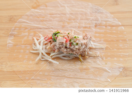用夏季蔬菜製作米紙餃子 用夏季蔬菜製作米紙餃子 141911966