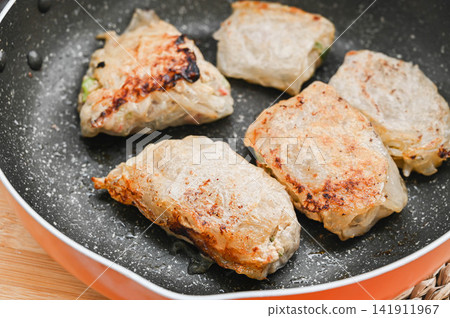 煎鍋烹調的米紙餃子 141911967