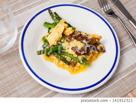 Tasty scrambled eggs with asparagus and mushrooms Tasty scrambled eggs with asparagus and mushrooms 141912321