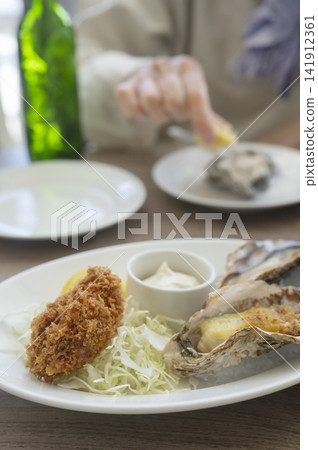 在餐廳享用炸牡蠣、烤牡蠣和生蠔等菜餚。 141912361