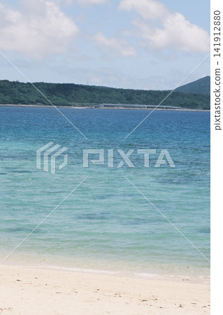 熱帶海灘景色,碧海白沙。 熱帶海灘景色,碧海白沙。 141912880