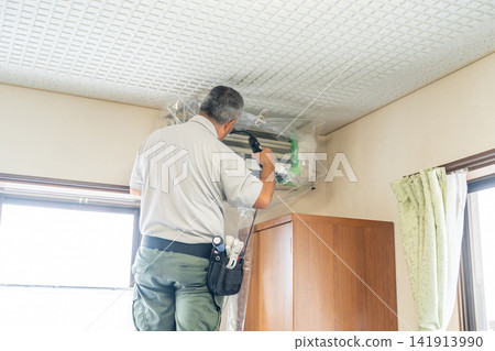 空調清洗;一位來自空調維修公司的男士。 空調清洗;一位來自空調維修公司的男士。 141913990