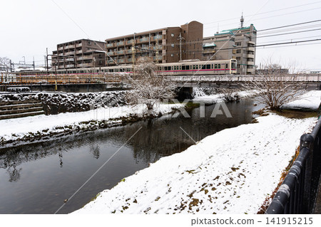 東京調布市菊之台,雪覆蓋的野川河與京王線列車在柴崎站和黑陵站之間飛馳而過。 東京調布市菊之台,雪覆蓋的野川河與京王線列車在柴崎站和黑陵站之間飛馳而過。 141915215