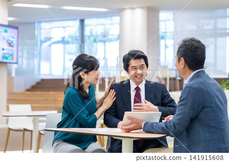 一對中年夫婦正在諮詢理財顧問。拍攝協助單位:電波學園教育基金會、東京電子大學。 一對中年夫婦正在諮詢理財顧問。拍攝協助單位:電波學園教育基金會、東京電子大學。 141915608