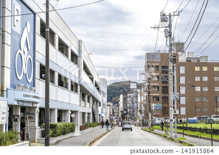 橫須賀市的城市景觀:JR久里濱站前的久里濱F.水手街 橫須賀市的城市景觀:JR久里濱站前的久里濱F.水手街 141915864