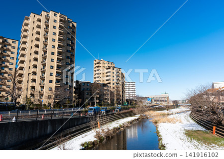 東京調布市菊之台,阿特拉斯國陵,柴崎站和國陵站之間,大町橋上,白雪皚皚的野川,晴朗的冬日天空,阿特拉斯國陵大町橋,大町橋,東京 東京調布市菊之台,阿特拉斯國陵,柴崎站和國陵站之間,大町橋上,白雪皚皚的野川,晴朗的冬日天空,阿特拉斯國陵大町橋,大町橋,東京 141916102