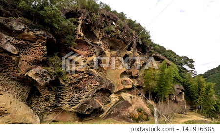 和歌山縣小座川町:“高池蟲蝕岩”,國家指定天然紀念物。這裡風化作用造就了無數蜂巢狀風化坑和奇形怪狀的岩石,景色蔚為壯觀。 和歌山縣小座川町:“高池蟲蝕岩”,國家指定天然紀念物。這裡風化作用造就了無數蜂巢狀風化坑和奇形怪狀的岩石,景色蔚為壯觀。 141916385
