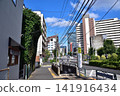 The bus stop at Matsumizaka-shita in Meguro Ward and the intersection of Matsumizaka. 141916434