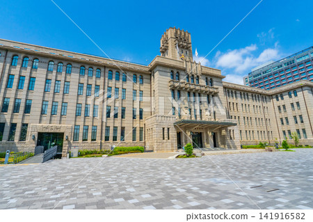 京都市政廳本樓是現代建築的典範之作,在京都市中京區的藍天映襯下格外醒目。 京都市政廳本樓是現代建築的典範之作,在京都市中京區的藍天映襯下格外醒目。 141916582