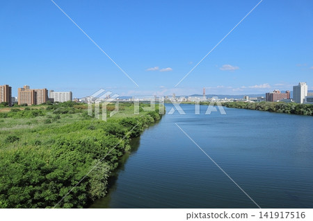 從菅原城北橋(大阪)眺望淀川的夏日景色 從菅原城北橋(大阪)眺望淀川的夏日景色 141917516
