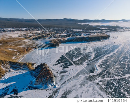 從空中俯瞰奧爾洪島,可以看到冰封的貝加爾湖和富吉爾村。 從空中俯瞰奧爾洪島,可以看到冰封的貝加爾湖和富吉爾村。 141919564
