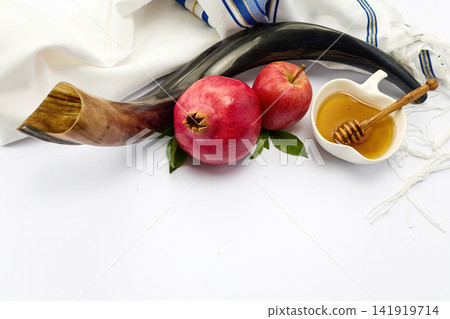 Rosh hashanah symbols with shofar, honey, apples, pomegranate Rosh hashanah symbols with shofar, honey, apples, pomegranate 141919714