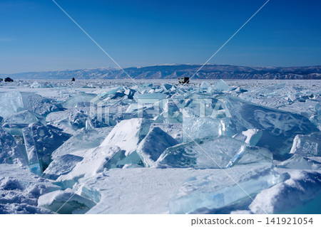 冬季，從冰雪覆蓋的山丘上眺望貝加爾湖和白雪皚皚的山脈。 141921054