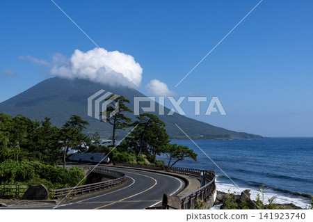 從海岸公路望去,青山碧海盡收眼底。 從海岸公路望去,青山碧海盡收眼底。 141923740