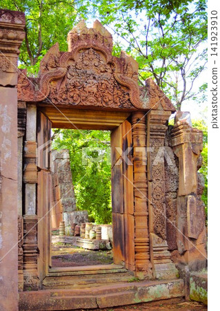 The elaborate architectural decorations of Banteay Srei Temple The elaborate architectural decorations of Banteay Srei Temple 141923910