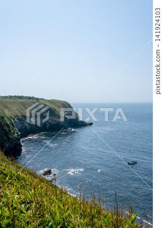城島海岸的景色,藍天、大海和綠色的草原在你眼前綿延展開。 城島海岸的景色,藍天、大海和綠色的草原在你眼前綿延展開。 141924103