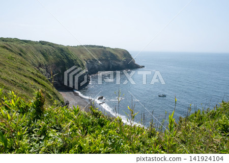 城島海岸的景色，藍天、大海和綠色的草原在你眼前綿延展開。 141924104