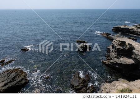 從神奈川縣城島的山頂上眺望岩石海岸和大海。 從神奈川縣城島的山頂上眺望岩石海岸和大海。 141924111