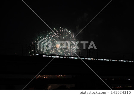 夜空中的煙火和行駛的火車 夜空中的煙火和行駛的火車 141924310