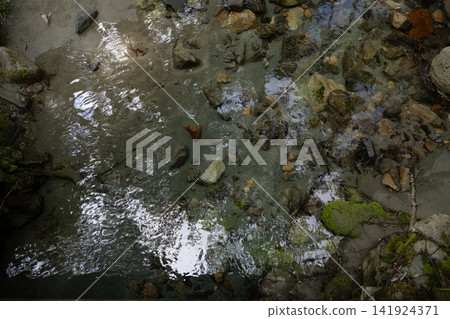 水晶般清澈的水面 水晶般清澈的水面 141924371