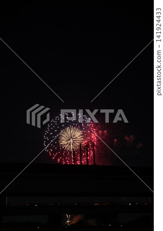 煙火在夜空中閃耀,映照著城市的陰影。 煙火在夜空中閃耀,映照著城市的陰影。 141924433