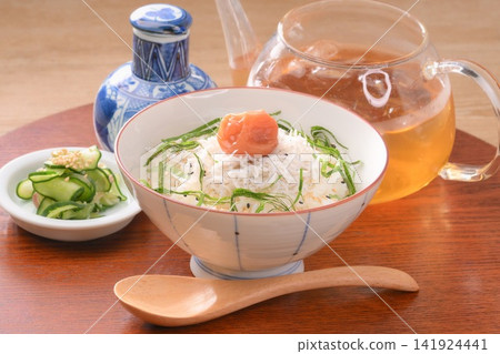 完美的夏日佳餚：冰鎮米粥配煮銀魚、醃梅子和紫蘇葉。 141924441