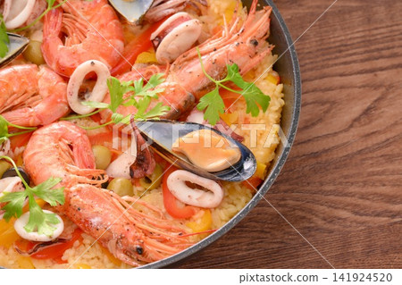 西班牙海鮮飯,用平底鍋烹製,西式米飯料理,海鮮料理,民族風味菜餚 西班牙海鮮飯,用平底鍋烹製,西式米飯料理,海鮮料理,民族風味菜餚 141924520