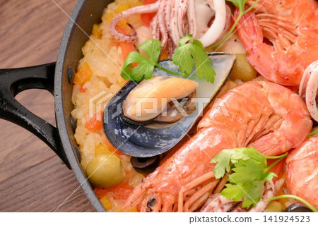 西班牙海鮮飯,用平底鍋烹製,西式米飯料理,海鮮料理,民族風味菜餚 西班牙海鮮飯,用平底鍋烹製,西式米飯料理,海鮮料理,民族風味菜餚 141924523