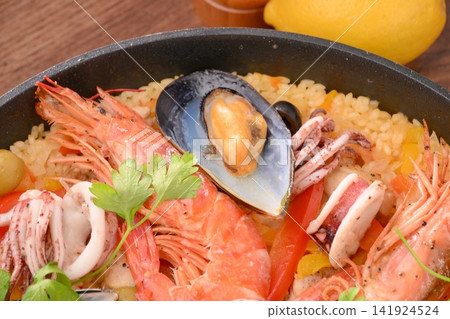 西班牙海鮮飯,用平底鍋烹製,西式米飯料理,海鮮料理,民族風味菜餚 西班牙海鮮飯,用平底鍋烹製,西式米飯料理,海鮮料理,民族風味菜餚 141924524