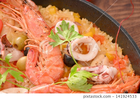西班牙海鮮飯,用平底鍋烹製,西式米飯料理,海鮮料理,民族風味菜餚 西班牙海鮮飯,用平底鍋烹製,西式米飯料理,海鮮料理,民族風味菜餚 141924533