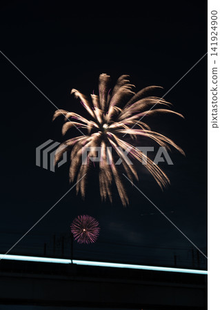 夏夜的煙火在夜空中綻放 夏夜的煙火在夜空中綻放 141924900