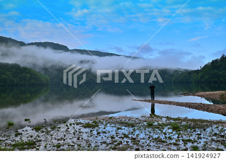 The shores of Lake Marunuma in the early morning mist The shores of Lake Marunuma in the early morning mist 141924927