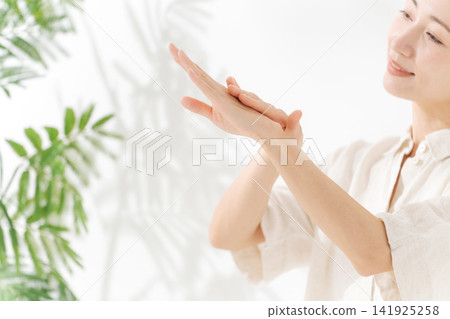 一位女士正在接受手部護理。 一位女士正在接受手部護理。 141925258
