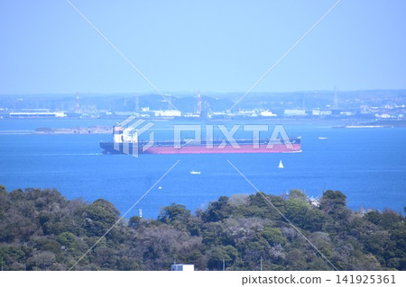 在神奈川縣立塚山公園,這個位於山上的著名賞櫻勝地,可以越過櫻花樹,看到橫須賀港來來往往的大型船舶。 在神奈川縣立塚山公園,這個位於山上的著名賞櫻勝地,可以越過櫻花樹,看到橫須賀港來來往往的大型船舶。 141925361