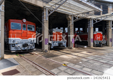 位於岡山縣津山市津山鐵道博物館的津山原機車庫及轉盤。 位於岡山縣津山市津山鐵道博物館的津山原機車庫及轉盤。 141925411