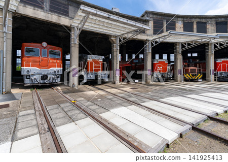 位於岡山縣津山市津山鐵道博物館的津山原機車庫及轉盤。 141925413