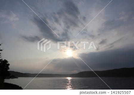 一道光芒從雲門中傾瀉而出 141925507